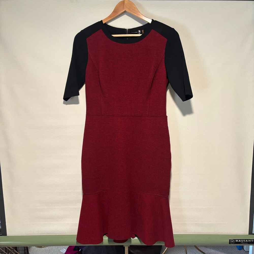 Ellie Tahari Elegant Red and Black Dress from Bergdorf Goodman Size 6